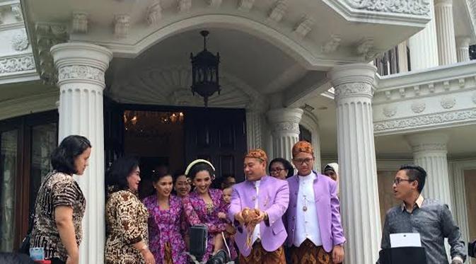 Anang dan Ashanty menggelar ritual turun tanah untuk anaknya