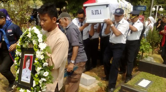 Duka menggelayut saat jenazah pramugari Pesawat Trigana yang jatuh di Papua, Dita Amelia Kurniawan, tiba di Tempat Pemakaman Umum Karet Bivak. (Liputan6.com/Putu Merta Surya Putra)