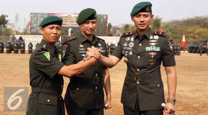 Mayor Inf Agus H Yudhoyono (kanan) bersalam komando dengan Letkol Inf Slamet Supriyanto (kiri) usai sertijab di Markas Yonif Mekanis 203, Tangerang (22/8/2015). Agus resmi menjabat Komandan Batalyon Infanteri Mekanis 203. (Liputan6.com/Helmi Afandi)