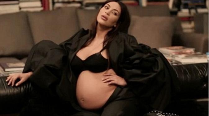 Kim Kardashian yang tengah hamil saat melakukan pemotretan [foto: CRfashionbook]