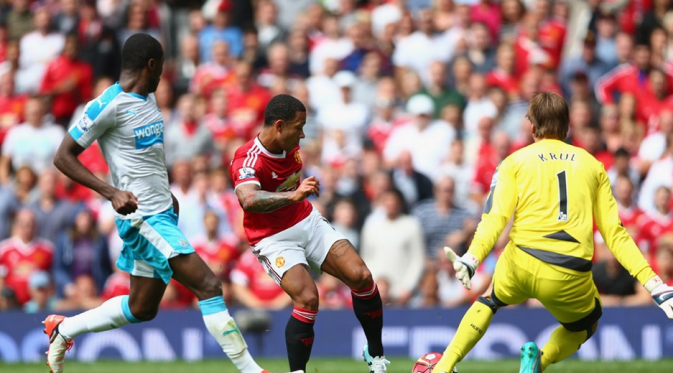 Sontekan Memphis Depay gagal mengelabui kiper Newcastle United, Tim Krul. (AFP)