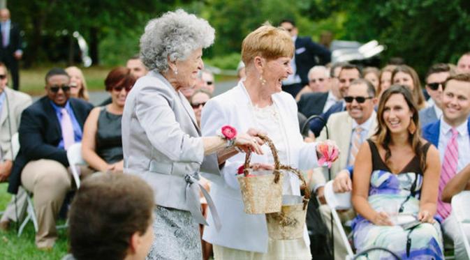 Aksi nenek kedua pengantin menjadi gadis pembawa bunga. (Huffington Post)