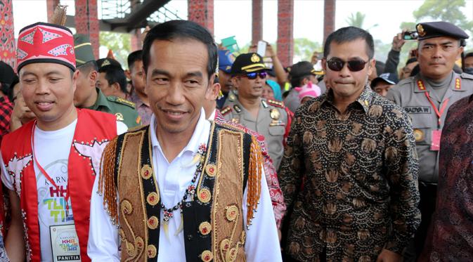 Presiden Jokowi mengenakan rompi penuh manik-manik khas Dayak. (Liputan6.com/Faizal Fanani)