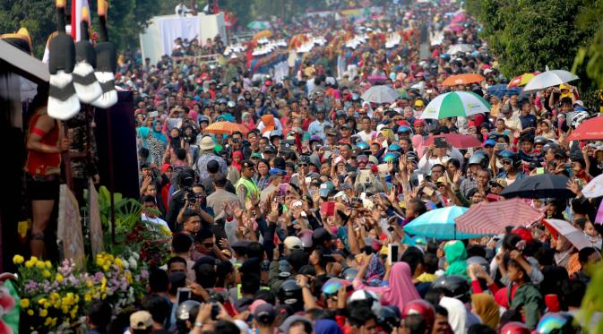 Warga memenuhi lokasi Karnaval Khatulistiwa. (Liputan6.com/Faizal Fanani)