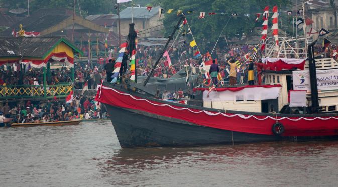 Perahu hias menyemarakkan acara Karnaval Khatulitiwa. (Liputan6.com/Faizal Fanani)