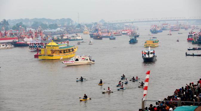 Perahu hias menyemarakkan acara Karnaval Khatulitiwa. (Liputan6.com/Faizal Fanani)