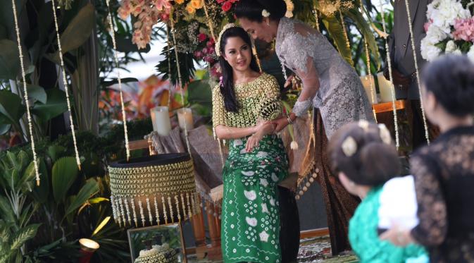 Chacha Frederica saat prosesi siraman. (Galih W. Satria/Bintang.com)