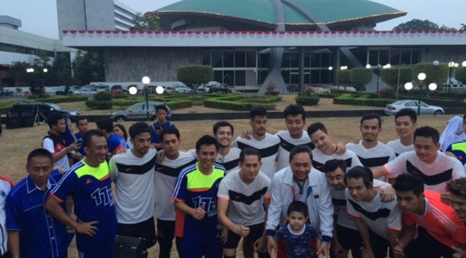 Rifky Balweel saat main sepak bola bersama rekan-rekannya, Arsen anaknya juga ikut diajak menonton. (Muhamad Altaf Jauhar/Bintang.com)