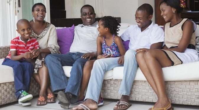 Menghabiskan Waktu bersama Keluarga | via: dailymail.co.uk