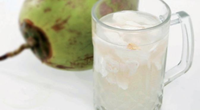 Manfaat air kelapa bagi kesehatan tubuh | Via: soulmaks.com