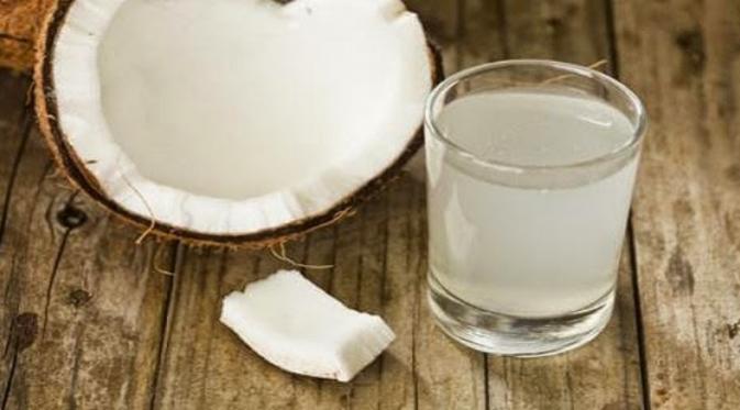 Manfaat air kelapa bagi kesehatan tubuh | Via: kuncitips.com
