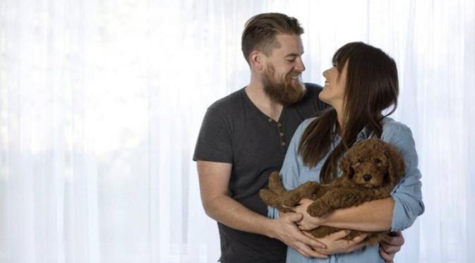 Pasangan ini melakukan photoshoot kelahiran bayi pertama dengan anjing mereka