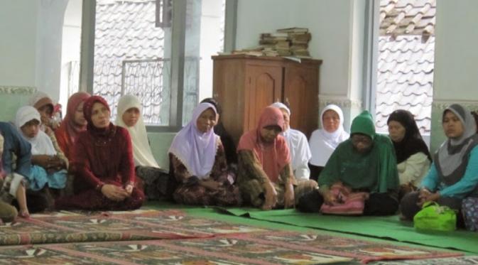 Ilustrasi pengajian ibu-ibu | Via: karangnongko.klaten.info