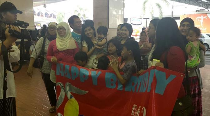 Para fans Elif menunggu idola kesayangannya di Bandara Soekarno-Hatta, Minggu (23/8/2015) [Foto: dok. SCTV]