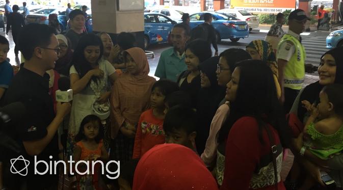 Jati Darma saat mewawancari para penggemar Elif. (Puput Puji/Bintang.com)