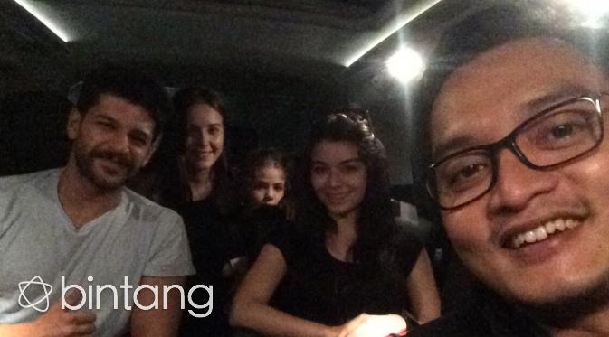 Para pemain Elif dan Jati Darma sedang foto selfie di dalam mobil. (Puput Puji/Bintang.com)