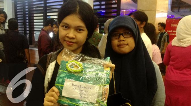 Niken, fans Elif yang akan memberikan batik untuk bintang pujaannya. [foto: Sapto Purnomo/Liputan6.com]