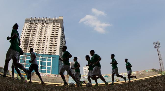 Para pemain Persipasi Bandung Raya (PBR) berlari saat latihan jelang Piala Presiden 2015 di Stadion Lebak Bulus, Jakarta, Minggu (23/8/2015). (Bola.com/Vitalis Yogi Trisna)