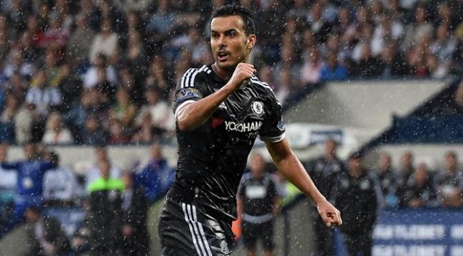 Pemain baru Chelsea, Pedro Rodriguez merayakan gol pada debutnya saat laga Liga Premier Inggris melawan WBA di Stadion The Hawthorns, Inggris, Minggu (23/8/2015). Pada laga itu Pedro menyumbang satu gol dan assist. (EPA/Will Oliver)