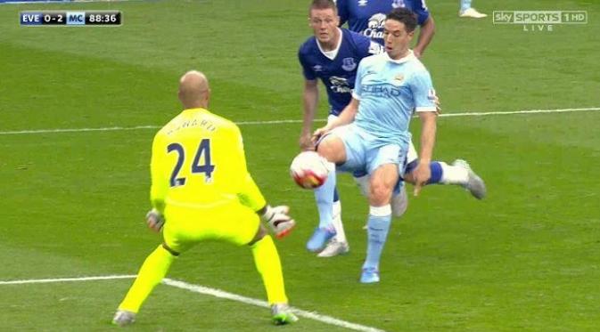 Aksi Samir Nasri mencetak gol kedua bagi Manchester City ke gawang Everton, Minggu (23/8/2015).