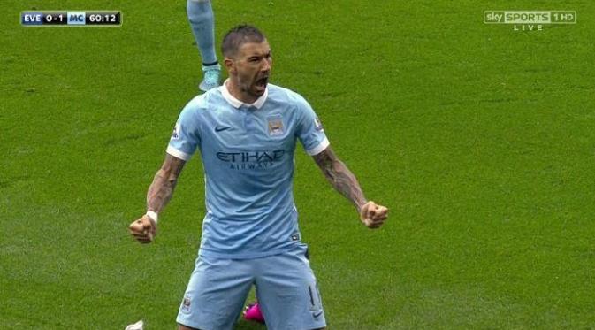 Aleksandar Kolarov menjadi pencetak gol pembuka laga Everton vs Manchester City, Minggu (28/8/2015).