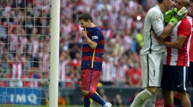 Lionel Messi gigit ujung baju usai gagal eksekusi penalti (REUTERS/Vincent West)