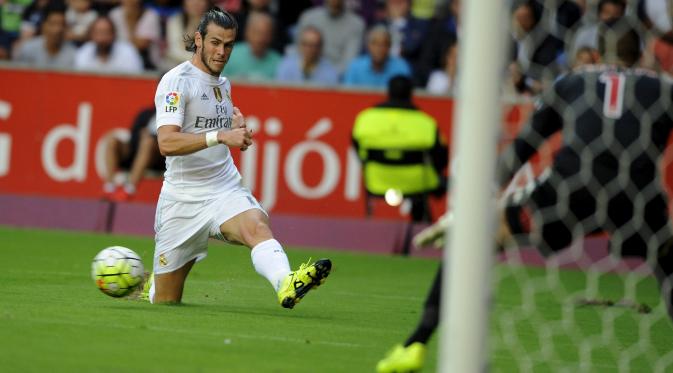 Tendangan Gareth Bale belum tepat sasaran (REUTERS/Eloy Alonso)