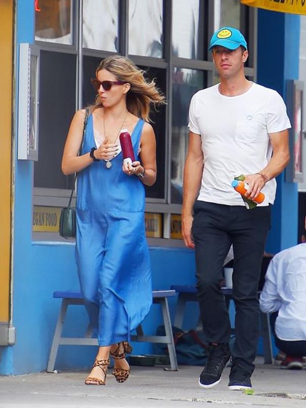 Chris Martin dan Annabelle Wallis tampak mesra menghabiskan waktu bersama. (foto: mirror.co.uk)