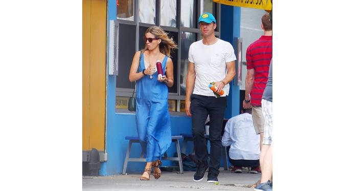 Chris Martin dan Annabelle Wallis tampak mesra menghabiskan waktu bersama. (foto: mirror.co.uk)