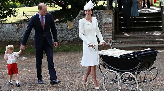 Kate Middleton mendorong Putri Charlotte yang tertidur di kereta dorongnya. (foto: ndtv)