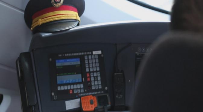 Ruang kemudi masinis kereta cepat Tiongkok (China Railway Highspeed). (Liputan6.com/Isna Setyanova)