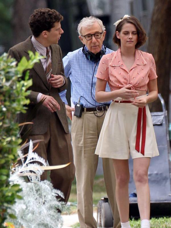 Kristen Stewart, Jesse Eisenberg dan Woody Allen saat syuting film. Foto: Twitter (@ThePlaylist)