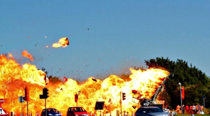 Foto kecelakaan pesawat jet diambil dari Sunday Mirror