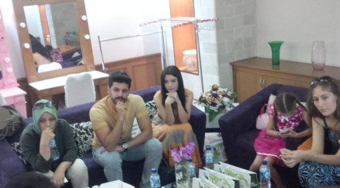 Para pemain Elif menerima pengarahan. (SCTV)