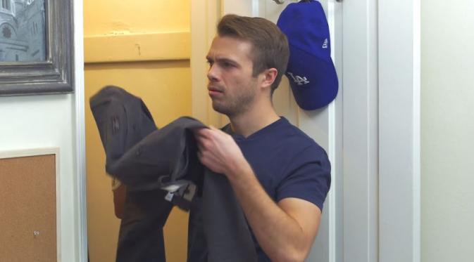 Pakai pakaian kotor. (Via: youtube.com)