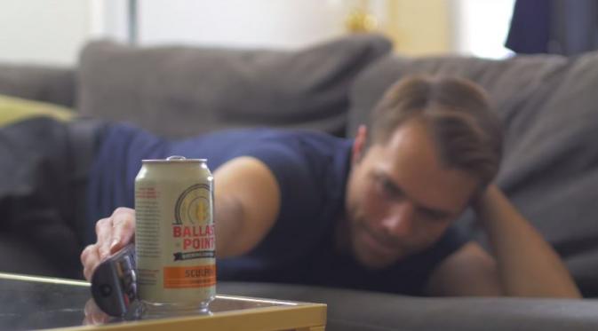 Ambil barang di meja pakai remote. (Via: youtube.com)