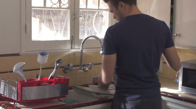 Menumpuk alat makan. (Via: youtube.com)