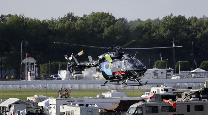 Helikopter dikerahkan untuk mengevakuasi pebalap Andretti Autosport, Justin Wilson, menuju rumah sakit terdekat.(AP Photo/Mel Evans)