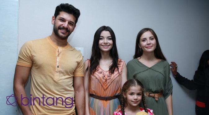 Emre Kivilcim (Selim), Gulcin Tuncok (Zeynep), Isabella Damla Guvenilir (Elif), dan Selin Sezgin (Melek) di serial Elif (Deki Prayoga/Bintang.com)