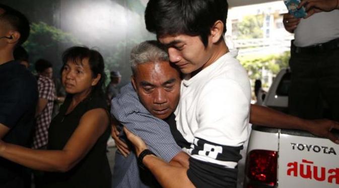 Keluarga saat mendengar kerabat yang dicintainya tewas atau terluka di Rumah Sakit Lumpini (The Nation Bangkok)