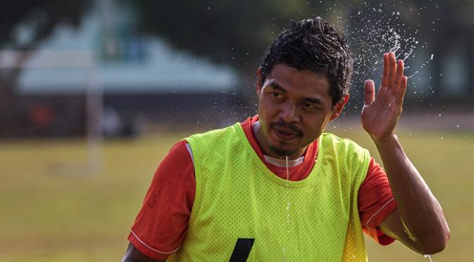 Penyerang Persija Jakarta, Bambang Pamungkas mengikuti latihan bersama tim Macan Kemayoran jelang Piala Presiden 2015 di Lapangan Yon Zikon 14, Jakarta, Senin (24/8/2015). (Bola.com/Vitalis Yogi Trisna)