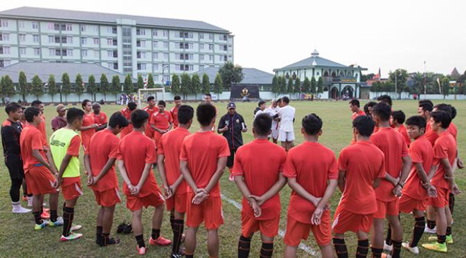 Pelatih Persija Jakarta, Rahmad Darmawan memberikan pengarahan kepada pemain tim Macan Kemayoran saat latihan jelang Piala Presiden 2015 di Lapangan Yon Zikon 14, Jakarta, Senin (24/8/2015). (Bola.com/Vitalis Yogi Trisna)