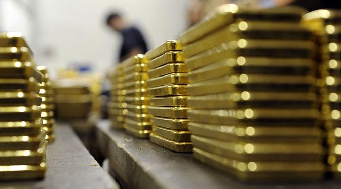 Aksi jual terjadi dan kekhawatiran terhadap situasi ekonomi China membuat harga emas turun 0,5 persen menjadi US$ 1.153,60 per ounce.