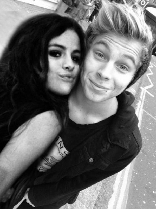 Luke Hemmings dan Selena Gomez (via pinterest.com)