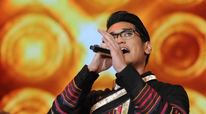 Penyanyi Afgan Syahreza saat menyanyikan lagu di malam puncak HUT SCTV ke-25 di Istora Senayan, Jakarta, Senin (24/8/2015). Puluhan artis papan atas ikut meramaikan malam puncak HUT SCTV ke-25. (Liputan6.com/Helmi Fithriansyah)