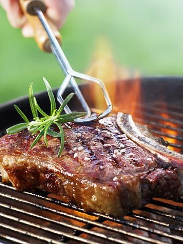 8 Hal yang Seharusnya Nggak Kamu Lakukan Saat Memasak 'Steak'. | via: thekitchn.com