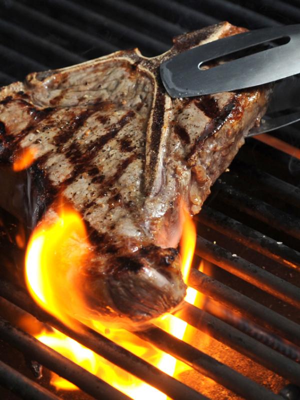 8 Hal yang Seharusnya Nggak Kamu Lakukan Saat Memasak 'Steak'. | via: tailgategrilling.com
