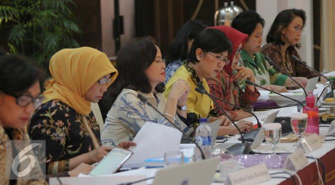 Sembilan orang anggota Pansel KPK mewawancarai calon pimpinan KPK, Giri Suprapdiono di Gedung Sekretariat Negara, Jakarta, Selasa (25/8/2015). Pada hari ini tujuh capim KPK mengikuti wawancara tahap akhir. (Liputan6.com/Faizal Fanani)