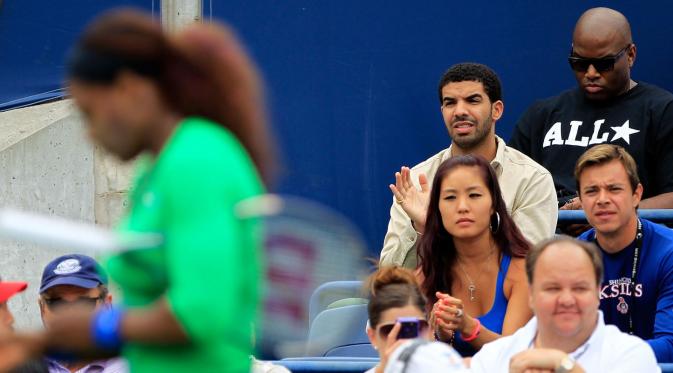 Drake menyemangati Serena Williams di lapangan tenis. (Cosmopolitan.com)