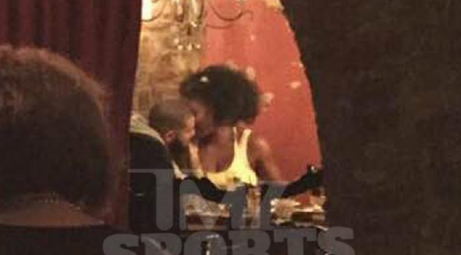 Drake dan Serena Williams terlihat sangat mesra saat makan malam bersama di sebuah restoran. (TMZ.com)